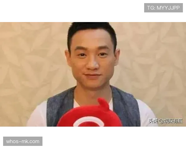 杨威训练间隙突然拿出手机，谁知道他竟然在看……那画面太反差了！